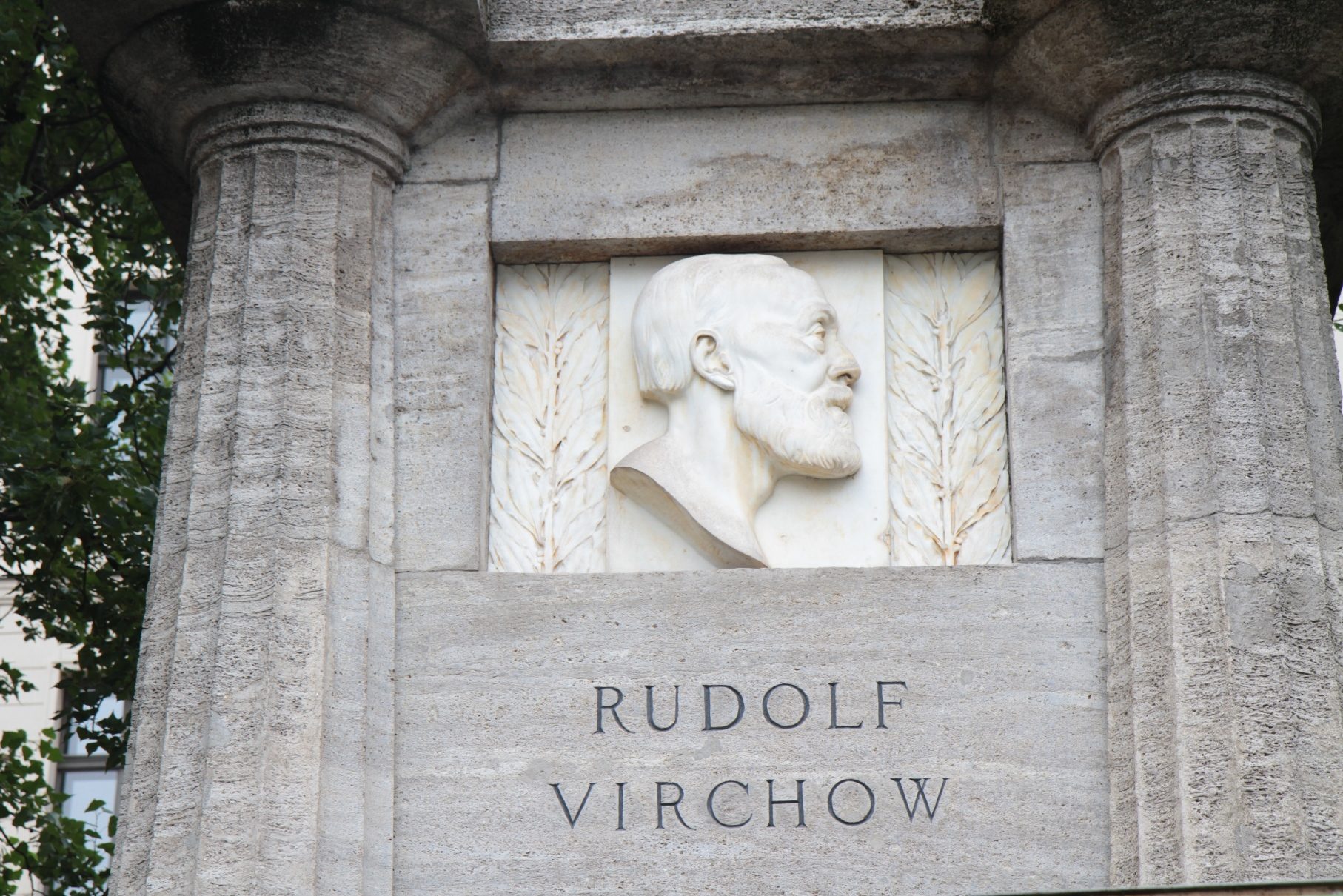 Rudolf%20Virchow%20monument%2C%20Berlin%20-%2003.JPG